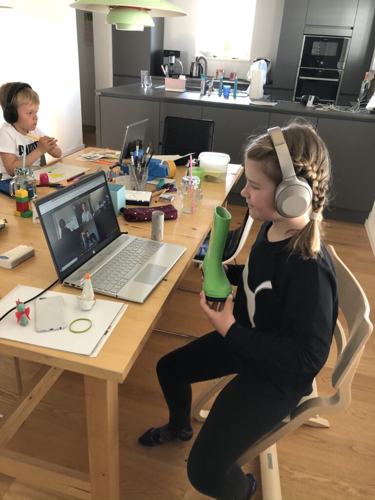 Virtuelle Kinderbetreuung PUMA Mädchen bei der virtuellen Kinderbetreuung