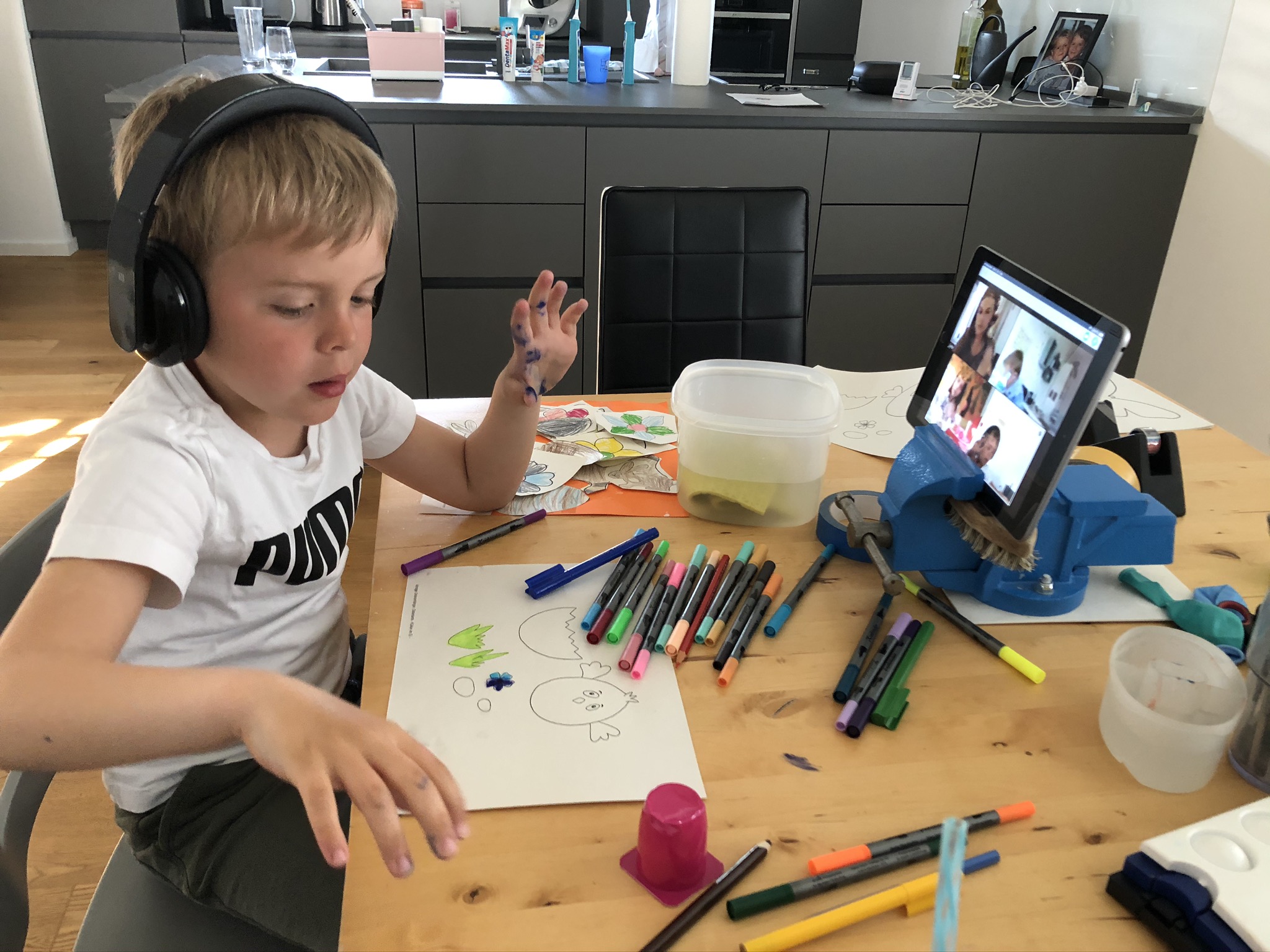 Junge in der virtuellen Kinderbetreuung